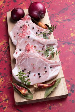 Çiğ domuz filetosu.