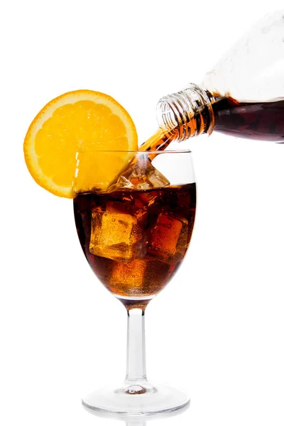 Cola dryck hälls i glas — Stockfoto