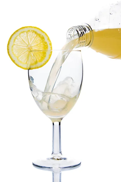 Лимонный сок наливают в стекло — стоковое фото