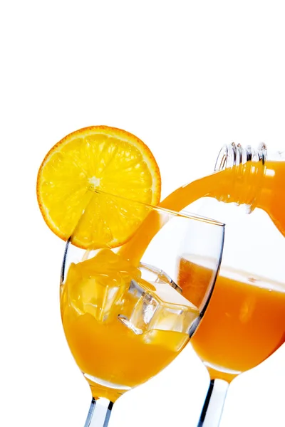 Jus d'orange versé dans un verre — Photo