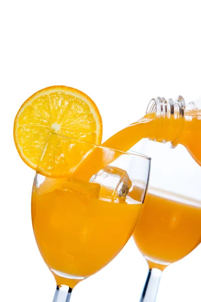 Χυμό πορτοκαλιού χύνεται στο ποτήρι — Φωτογραφία Αρχείου