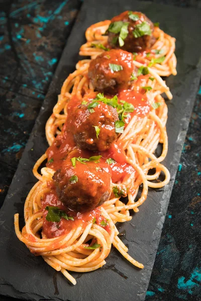 Köttbullar med spaghetti pasta och tomatsås — Stockfoto