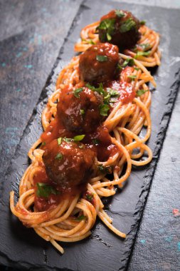 Spagetti makarna ve domates soslu köfte