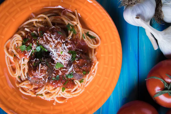 スパゲッティパスタとトマトソースのミートボール — ストック写真