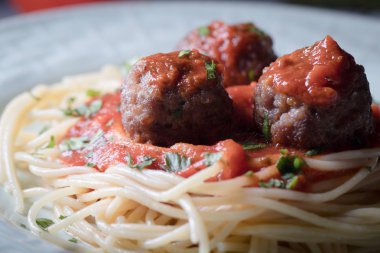Spagetti makarna ve domates soslu köfte