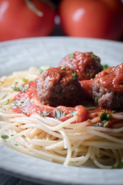Spagetti makarna ve domates soslu köfte