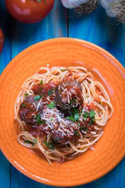 Bolas de carne con pasta de espagueti y salsa de tomate —  Fotos de Stock