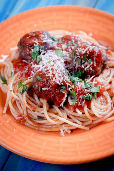 Köttbullar med spaghetti pasta och tomatsås — Stockfoto