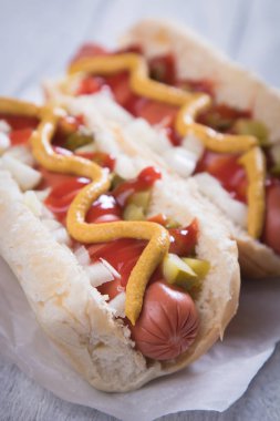 Klasik Amerikan sosisli sandviç