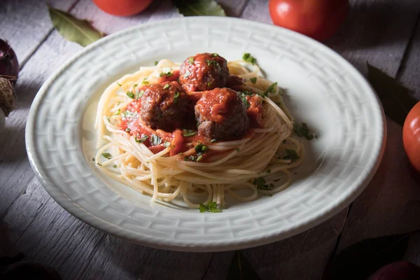肉丸与意大利面和番茄酱 — 图库照片