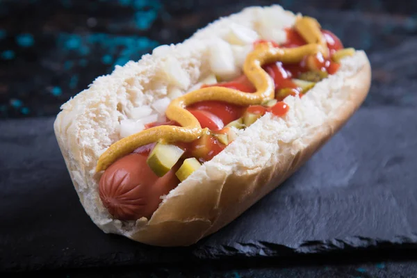 Klasszikus amerikai hot dog — Stock Fotó