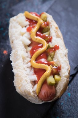Klasik Amerikan sosisli sandviç