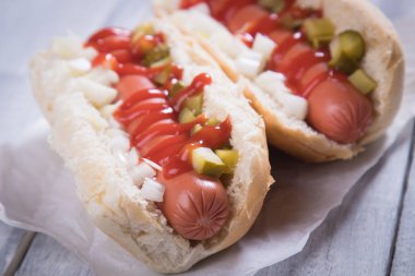 Klasik Amerikan sosisli sandviç