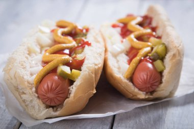 Klasik Amerikan sosisli sandviç