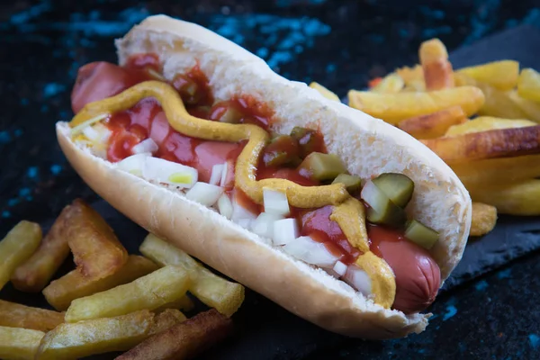 Klasik Amerikan sosisli sandviç — Stok fotoğraf