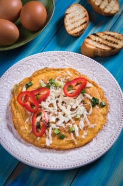 Omlet, taze sebze ile kızarmış tavuk yumurta