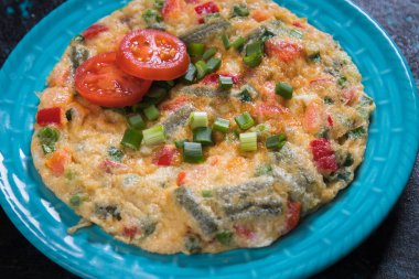 Omlet, taze sebze ile kızarmış tavuk yumurta