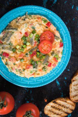 Omlet, taze sebze ile kızarmış tavuk yumurta