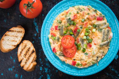 Omlet, taze sebze ile kızarmış tavuk yumurta