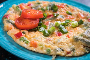 Omlet, taze sebze ile kızarmış tavuk yumurta