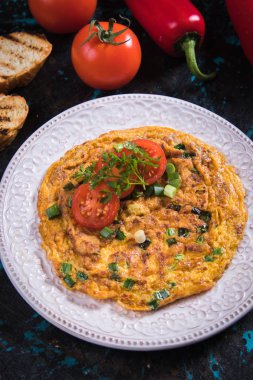 Omlet, taze sebze ile kızarmış tavuk yumurta