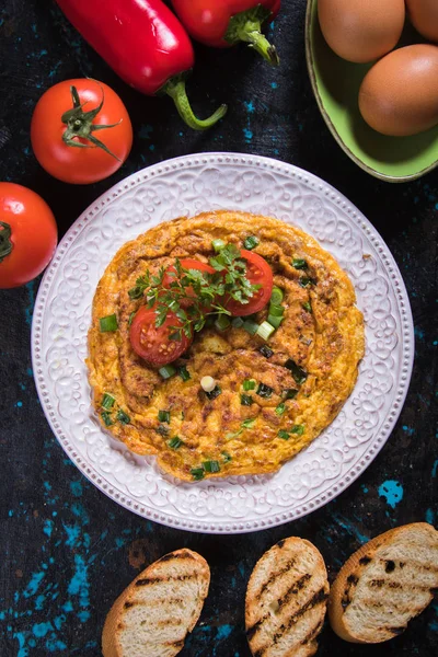 Tortilla Huevos Fritos Pollo Con Verduras Frescas —  Fotos de Stock