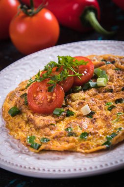 Omlet, taze sebze ile kızarmış tavuk yumurta