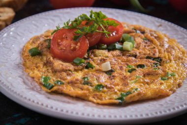 Omlet, taze sebze ile kızarmış tavuk yumurta