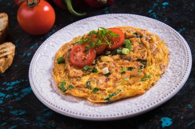 Omlet, taze sebze ile kızarmış tavuk yumurta