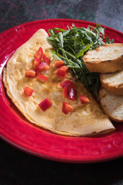 Omelette, oeufs frits aux légumes frais — Photo