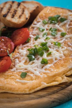 Omlet, taze sebze ile kızarmış tavuk yumurta