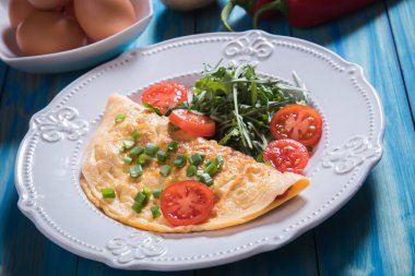Omlet, taze sebze ile kızarmış tavuk yumurta