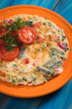 Omlet, taze sebze ile kızarmış tavuk yumurta