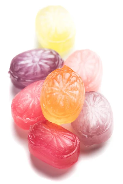 Tvrdé bonbony nad bílým pozadím — Stock fotografie