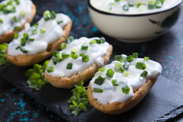 Crema acida spalmata con pane fatto in casa — Foto Stock