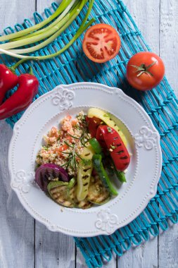 Izgara kırmızı, yeşil ve sarı biber