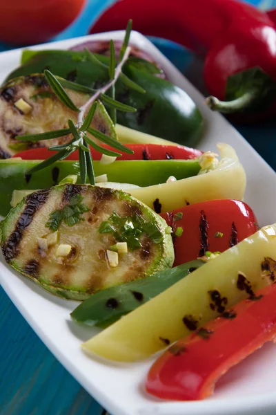 Pimientos rojos, verdes y amarillos a la plancha —  Fotos de Stock