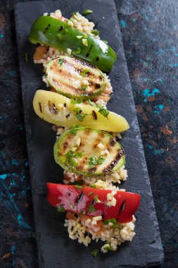 Izgara kırmızı, yeşil ve sarı biber