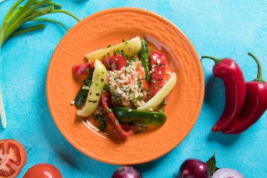 Izgara kırmızı, yeşil ve sarı biber