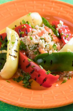 Izgara kırmızı, yeşil ve sarı biber