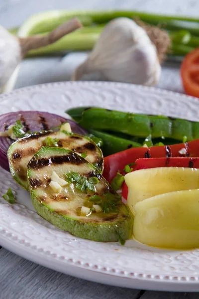 Pimientos rojos, verdes y amarillos a la plancha —  Fotos de Stock