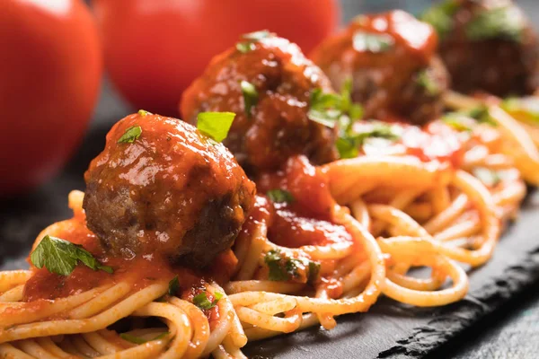 Bolas de carne com macarrão de espaguete e molho de tomate — Fotografia de Stock