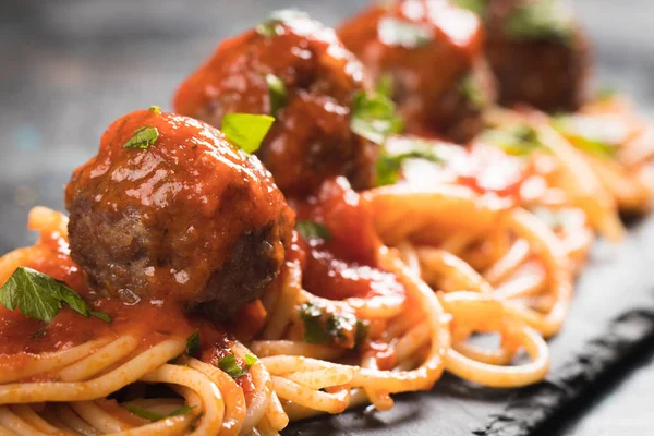 Bolas de carne com macarrão de espaguete e molho de tomate — Fotografia de Stock