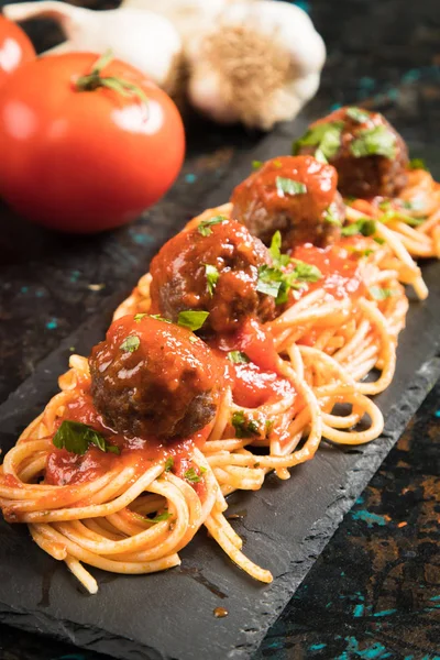 Köttbullar med spaghetti pasta och tomatsås — Stockfoto