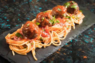 Spagetti makarna ve domates soslu köfte