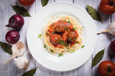 Spagetti makarna ve domates soslu köfte