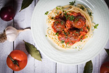 Spagetti makarna ve domates soslu köfte
