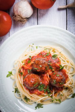 Spagetti makarna ve domates soslu köfte
