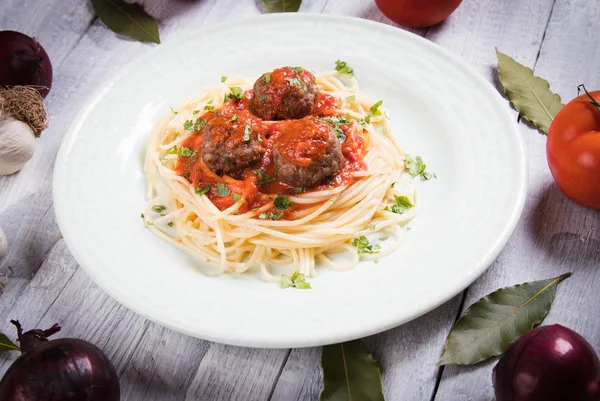 Köttbullar med spaghetti pasta och tomatsås — Stockfoto