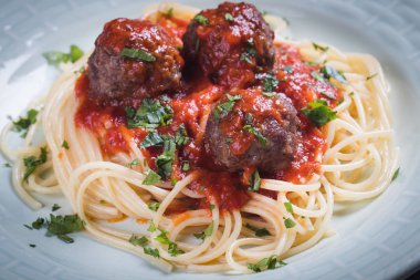 Spagetti makarna ve domates soslu köfte